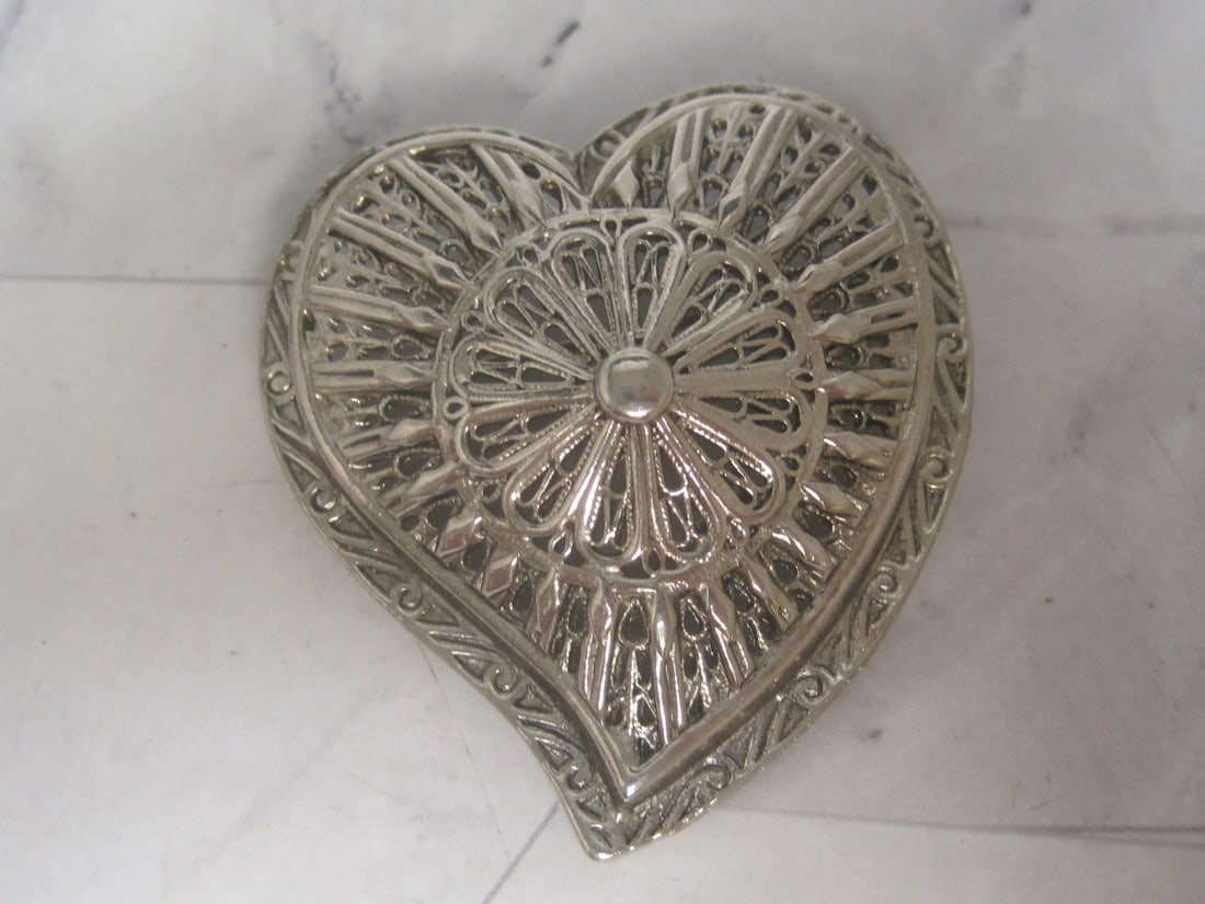 Vintage Avante Silvertone Heart Brooch: .