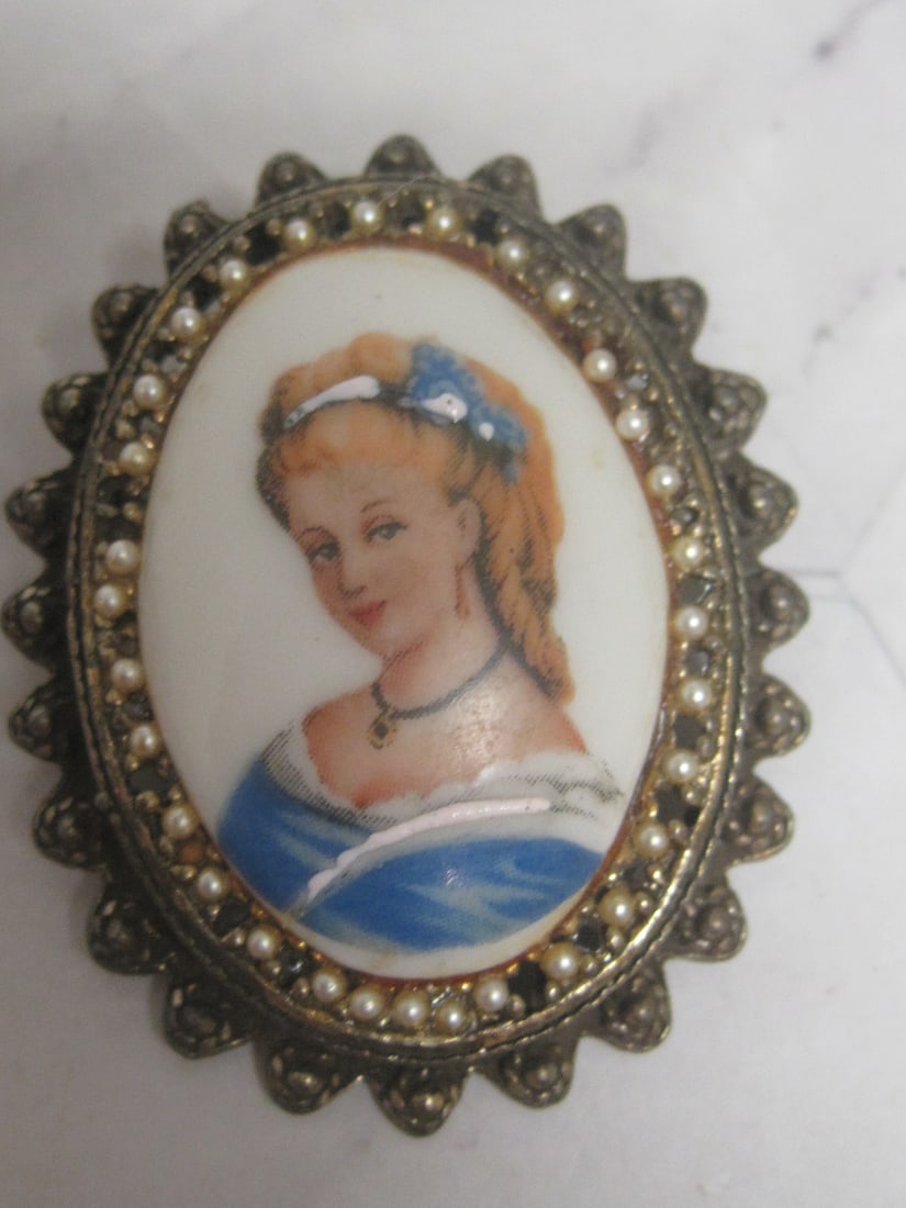 Vintage Limoges Porcelain Portrait of a Woman Brooch/Pendant: Woman surrounded by faux pearls