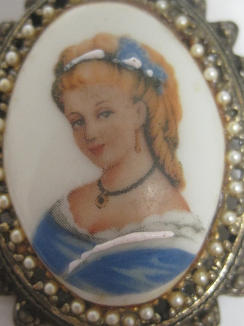 Vintage Limoges Porcelain Portrait of a Woman Brooch/Pendant - 2