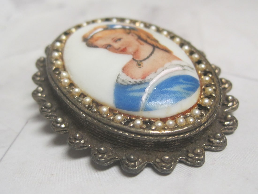 Vintage Limoges Porcelain Portrait of a Woman Brooch/Pendant - 3