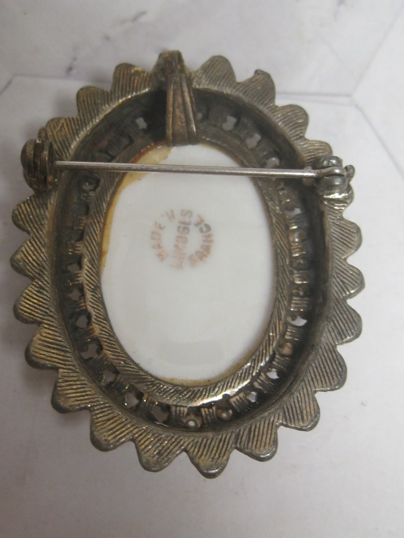 Vintage Limoges Porcelain Portrait of a Woman Brooch/Pendant - 4
