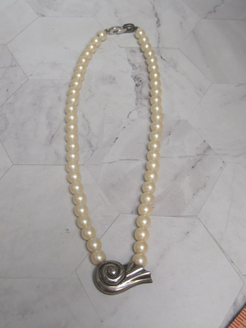 18" Vintage Richelieu Faux Pearl Necklace: With silvertone shell center piece