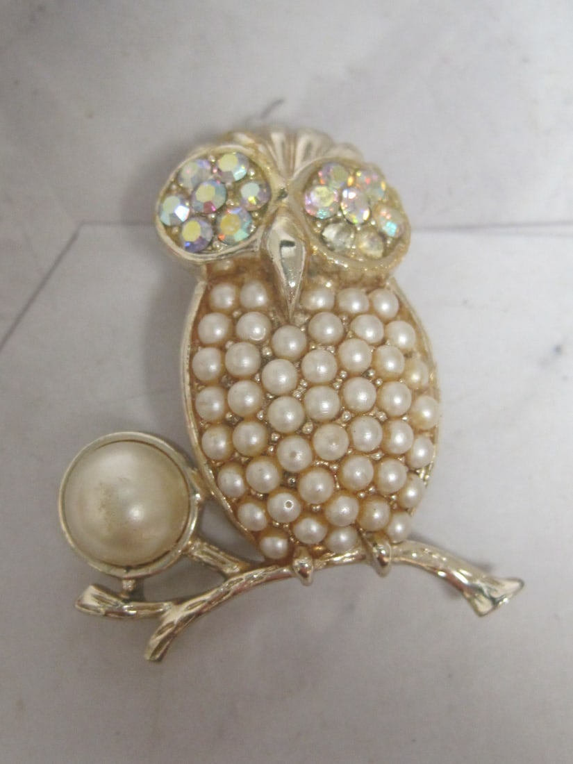 Vintage Sarah Conventry Faux Pearl & Crystal Owl Brooch: .