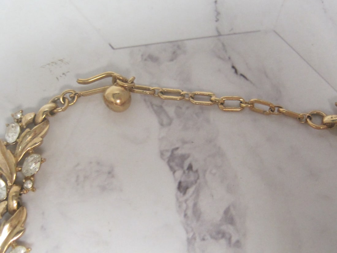 Vintage Trifari Goldtone Leaf & Crystal Necklace - 4