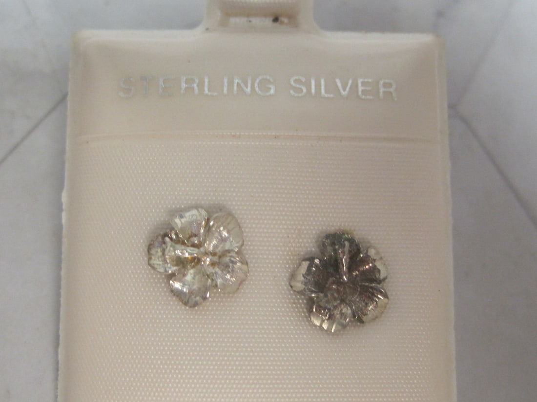 Sterling Silver Flower Pierced Earrings: .