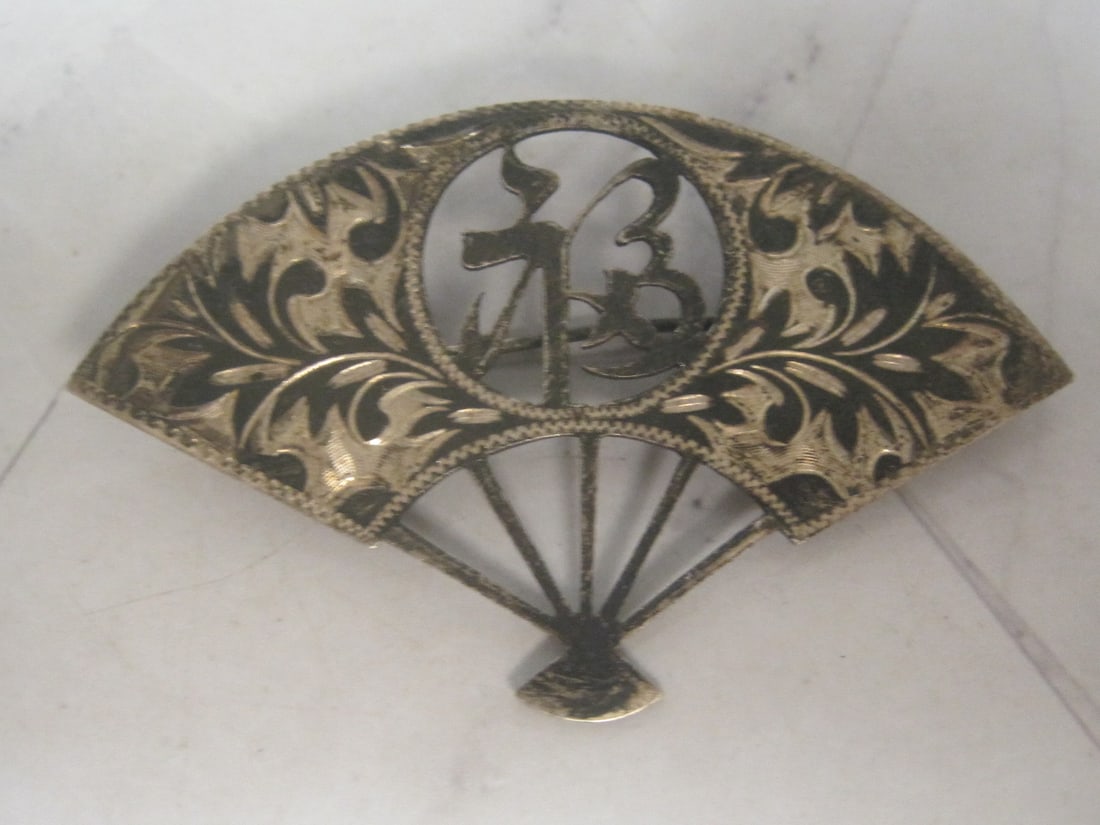 950 Sterling Silver Fan Etched Damascene Brooch: Weighs 8.4 grams