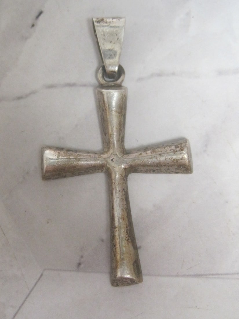 Sterling Silver Cross Pendant: Weighs 12.1 grams