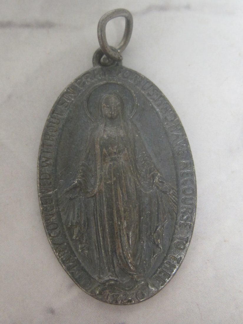 Sterling Silver Religious Pendant: Weighs 4.8 grams