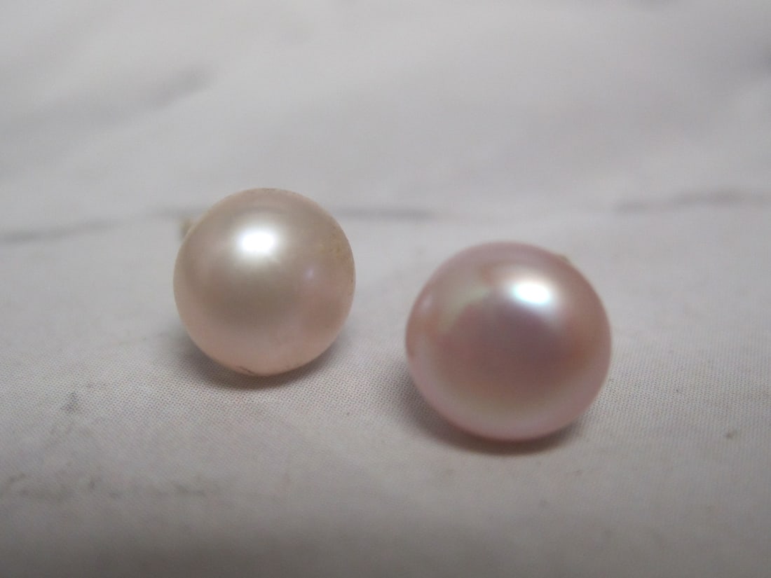 14k Gold Pearl Stud Earrings: Weighs 0.6 gram
