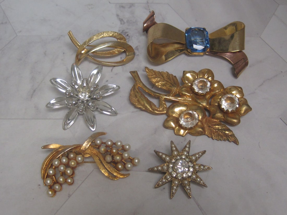 Lot of 6 Vintage Brooches (1 of 5)