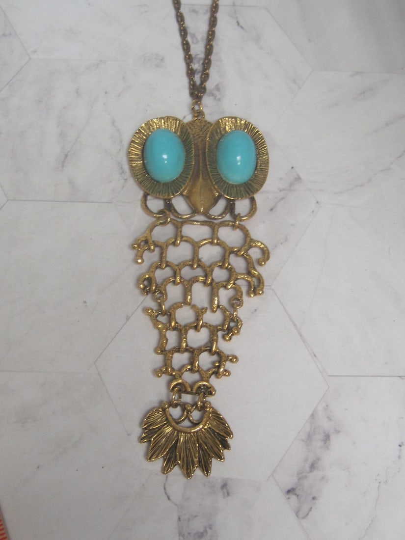 Large Vintage Goldtone Articulated Owl Pendant on Goldtone Chain: .