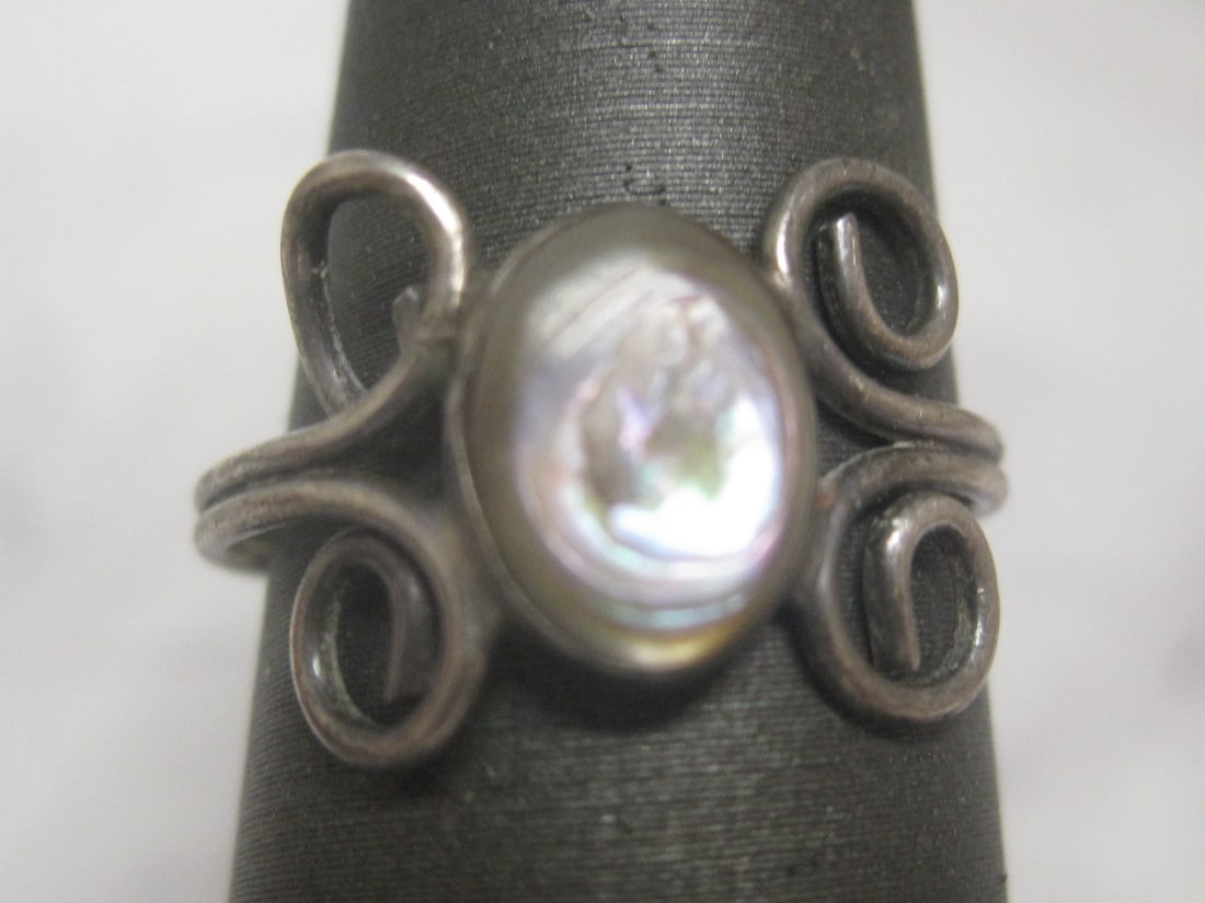 Mexican Silver Mother of Pearl Ring: Weighs 1.7 grams, Size 7