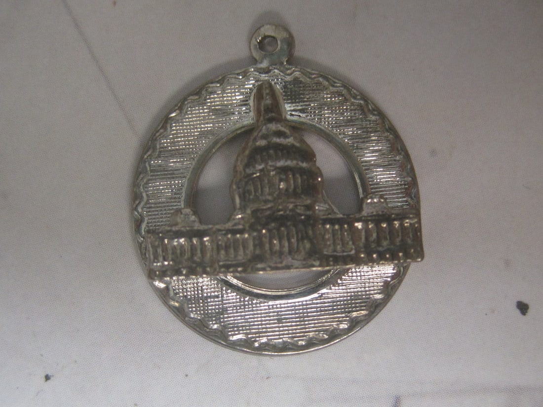 Vintage Sterling Silver US Capitol Pendant: Weighs 3.7 grams
