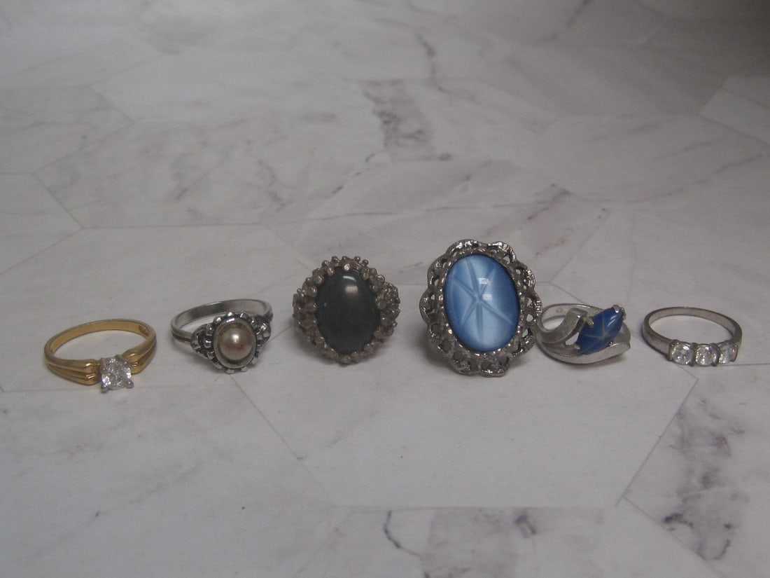 Lot of 6 Fashion Rings: .