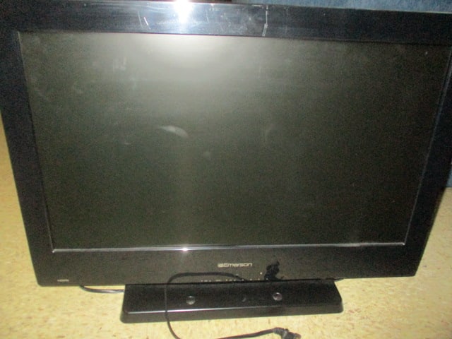 Emerson 26" TV/DVD Player Combo (1 of 4)