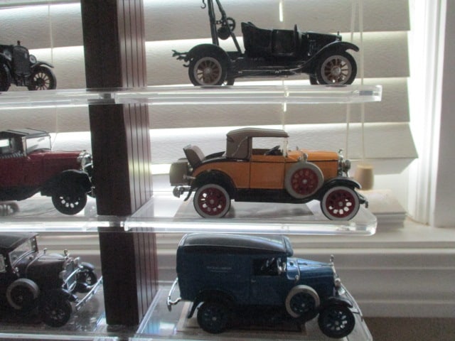 "Golden Age of Ford" 25 Scaled Diecast Cars with Display Stand - 3