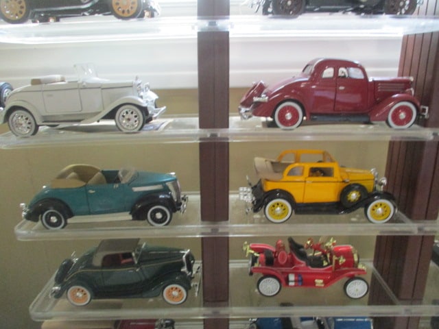 "Golden Age of Ford" 25 Scaled Diecast Cars with Display Stand - 6