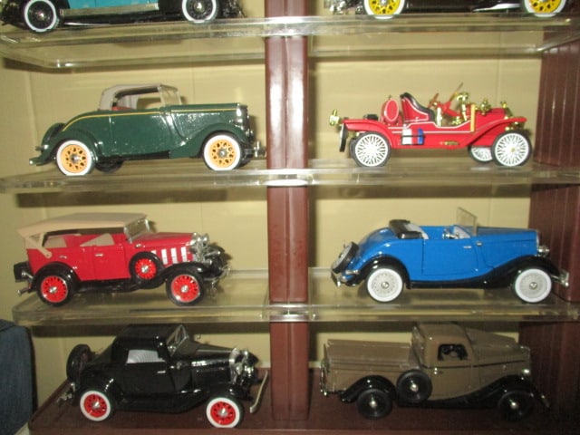 "Golden Age of Ford" 25 Scaled Diecast Cars with Display Stand - 7