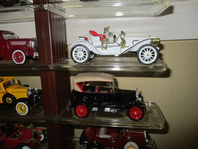 "Golden Age of Ford" 25 Scaled Diecast Cars with Display Stand - 8