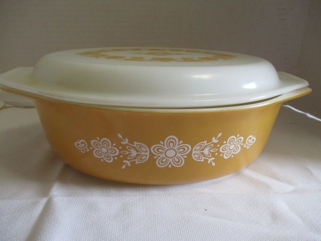 Midcentury Pyrex "Butterfly Gold" Covered Oval Casserole: 2 1/2 quart #045