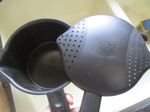 The Pamper Chef Microwave Pasta Stainer, Chillzanne Bowl and Family Heritage Classic - 2