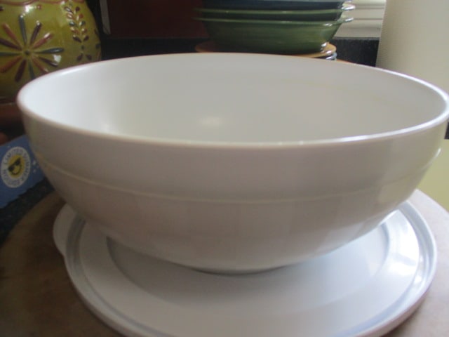The Pamper Chef Microwave Pasta Stainer, Chillzanne Bowl and Family Heritage Classic - 4