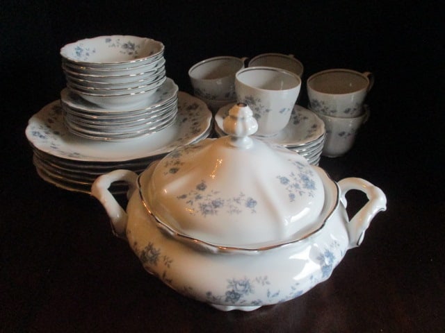 33 Pieces of Johann Haviland Thailand Traditions Blue Garland Fine China (1 of 14)