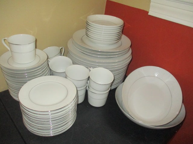 66 Pieces of Southwicke Porcelain China and Serving Pieces (1 of 13)