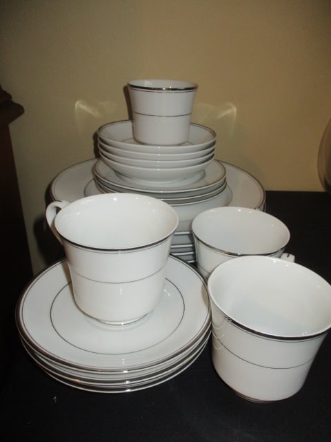 19 Pieces of The Sakurai Designer Collection "Castle" Fine Porcelain China (1 of 12)
