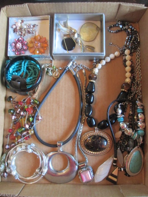Fashion Necklaces, Pendants and Brooches: see pictures and preview for selection
