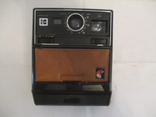 Retro Kodak Colorburst 200 Instant Camera: Lens cover tabs are broken off-cover is loose