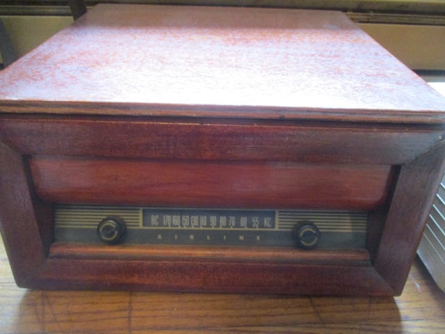 1950's Airline Model 848R-2005A Phonograph Tube Radio: 15" x 14" x 8 1/4", radio powers on and picks up a local station, turn table does not turn
