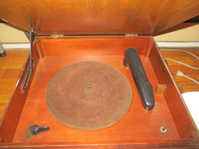 1950's Airline Model 848R-2005A Phonograph Tube Radio - 2