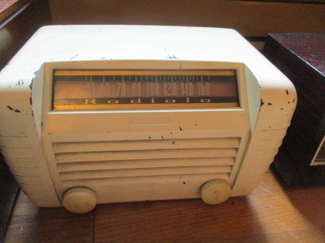 Vintage RCA Victor "Radiolo" Tube Radio: 11" x 7" x 7", Marked RC1064 B274 on interior, powers on but could not tune