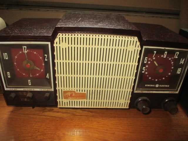 Vintage GE "Musaphone" Clock Radio Tube Radio: 14 1/2" x 7" x 7 1/2", Model 955, radio powered up, clock hands did not move