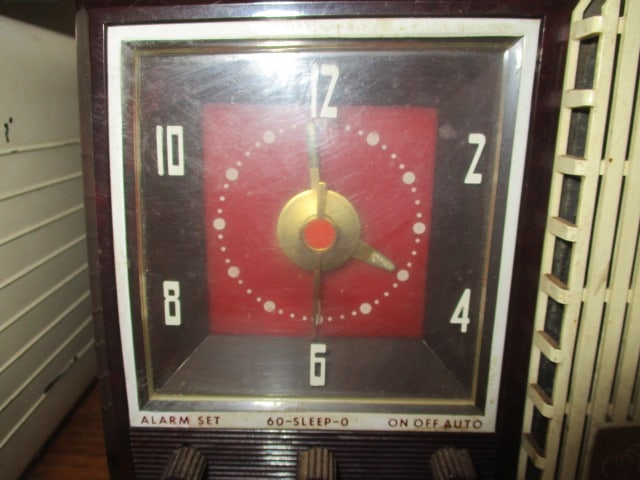 Vintage GE "Musaphone" Clock Radio Tube Radio - 2