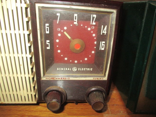 Vintage GE "Musaphone" Clock Radio Tube Radio - 4