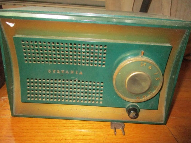 Vintage Sylvania Model 512GR Tube Radio: 10 1/2" x 5 1/2" x 6 3/4", radio powered up, did not tune to station, front screen has crack