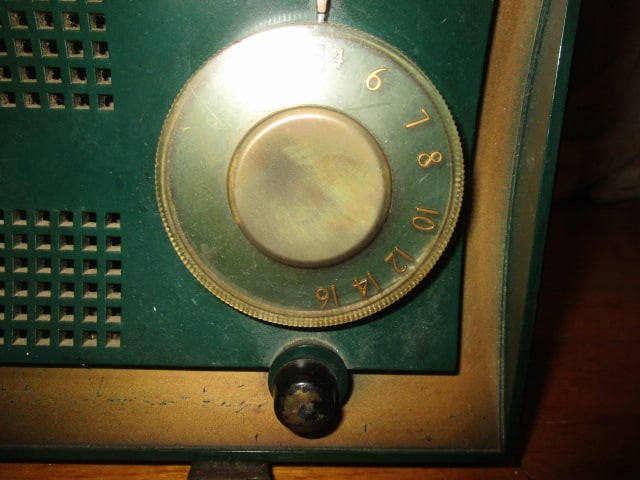 Vintage Sylvania Model 512GR Tube Radio - 2