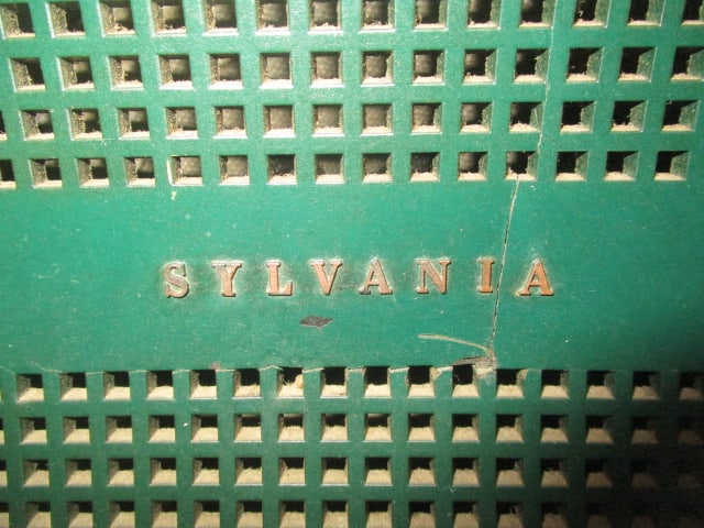 Vintage Sylvania Model 512GR Tube Radio - 3