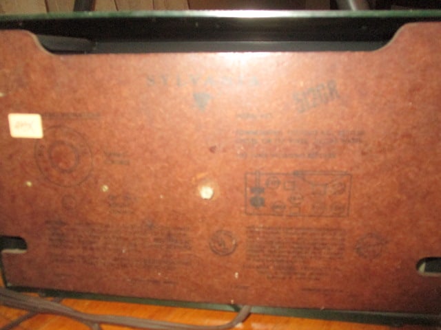Vintage Sylvania Model 512GR Tube Radio - 4