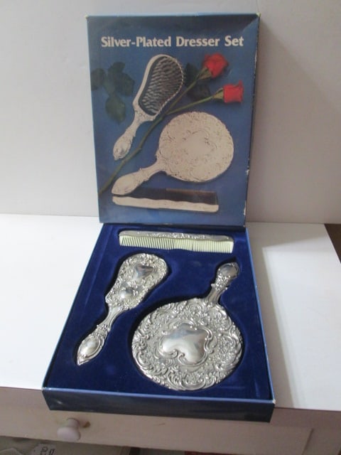New Old Stock Silverplated Dresser Set in Original Box: .