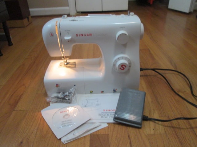 Singer Traditions Model 2250 Portable Sewing Machine (1 of 7)