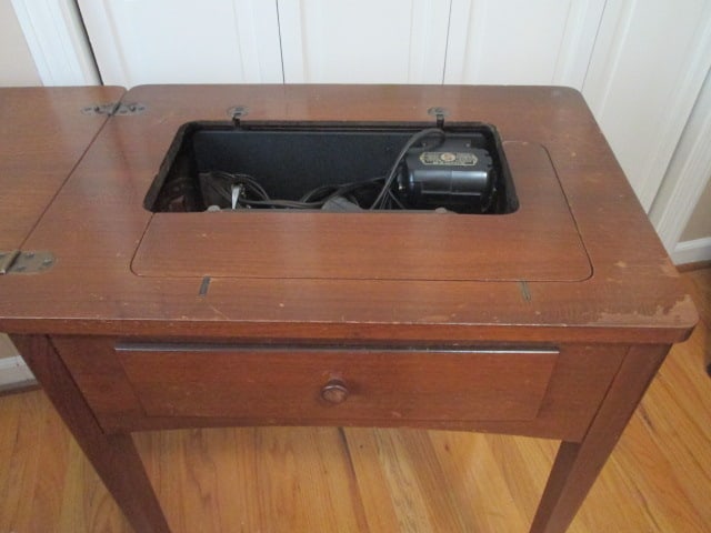 Vintage 1950's Singer Class 15 Straight-Stitch Sewing Machine in Mahogany Cabinet - 12
