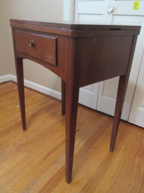 Vintage 1950's Singer Class 15 Straight-Stitch Sewing Machine in Mahogany Cabinet - 16