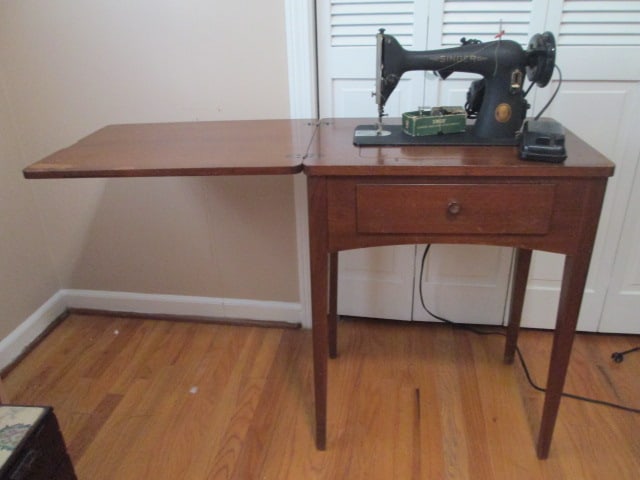 Vintage 1950's Singer Class 15 Straight-Stitch Sewing Machine in Mahogany Cabinet (1 of 16)