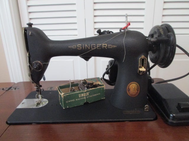 Vintage 1950's Singer Class 15 Straight-Stitch Sewing Machine in Mahogany Cabinet - 2