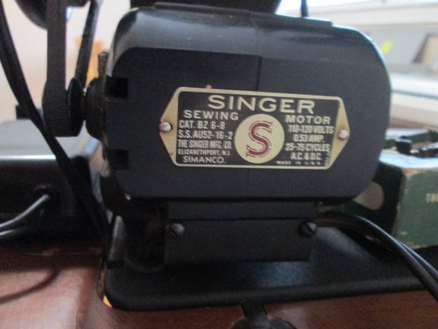 Vintage 1950's Singer Class 15 Straight-Stitch Sewing Machine in Mahogany Cabinet - 6