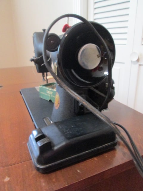 Vintage 1950's Singer Class 15 Straight-Stitch Sewing Machine in Mahogany Cabinet - 8