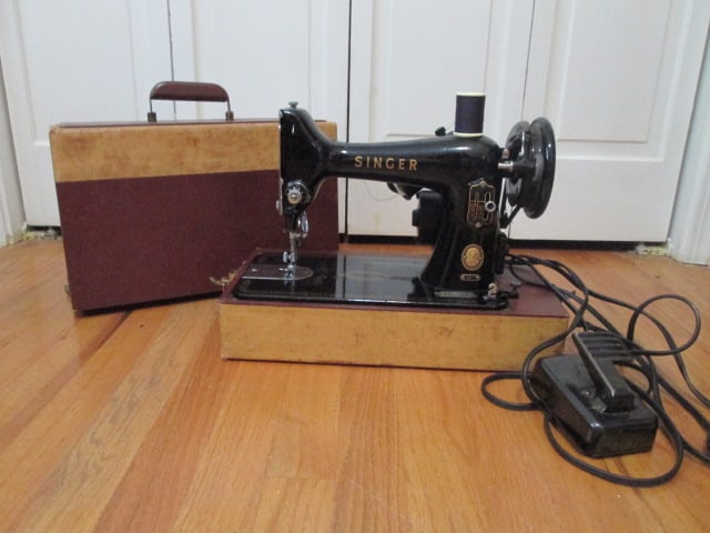 Vintage 1950's Singer Class 99 Portable Straight-Stitch Sewing Machine (1 of 10)